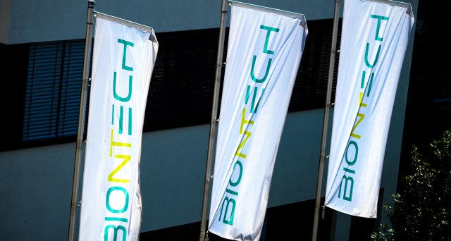 Dt_Aerzteblatt's tweet photo. Biontech: Neuer Impfstoff im September:  Mainz – Der Mainzer Impfstoffhersteller Biontech will seinen angepassten COVID-19-Impfstoff voraussichtlich im September auf den Markt bringen. Das kündigte das Unternehmen bei der… #Biontech #Coronaimpfstoff  https://t.co/TddKucYR7g https://t.co/ZMPbUUhDHy