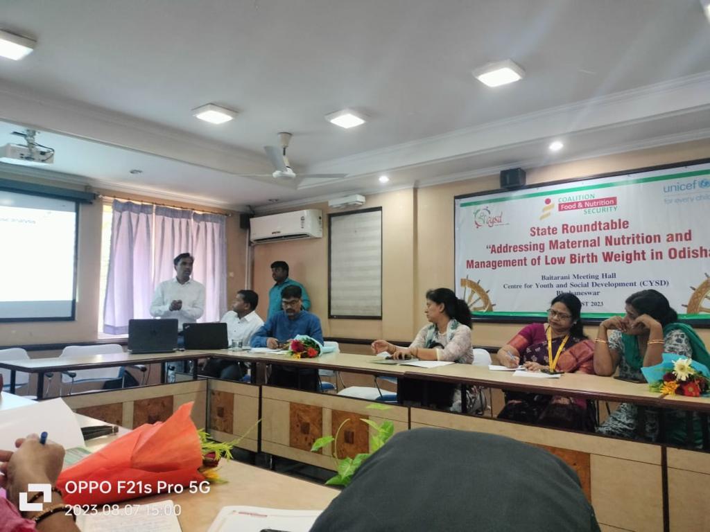 IIPHBhubaneswar's tweet photo. Srinivas Nallala, associate Professor @iiph_b
of @thePHFI discussed the need for  filling the gap of qualified #publichealthnutrition professionals in #India by integrating #nutrition in #MPH programs #maternalnutrition #LBW in India
@CYSDOdisha @UNICEFIndia https://t.co/ipcX42Dc6T