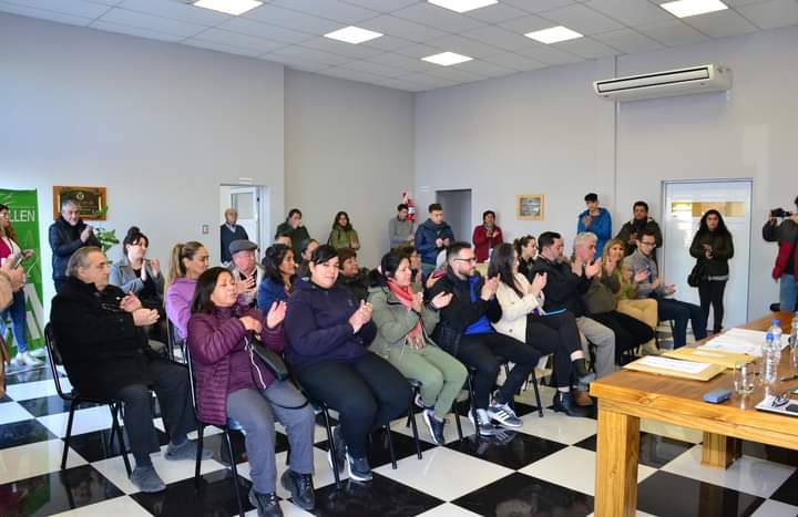rionegroobras's tweet photo. 👩🏼‍🏭👷🏻La Provincia licitó una nueva obra de red de gas para la ciudad de #Allen.

👨‍👩‍👧‍👧 275 familias del barrio 11 de noviembre serán las beneficiarias para contar con el servicio, lo que mejorará sustancialmente la calidad de vida de las y los vecinos.
(+) https://t.co/6xnA9VEyXl