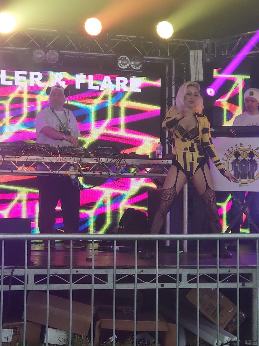 Skooler and Flare live at Shoe shaker festival ( Dancer 2 ) 
#Oldskool #Rave #Hardcore #Breakbeat