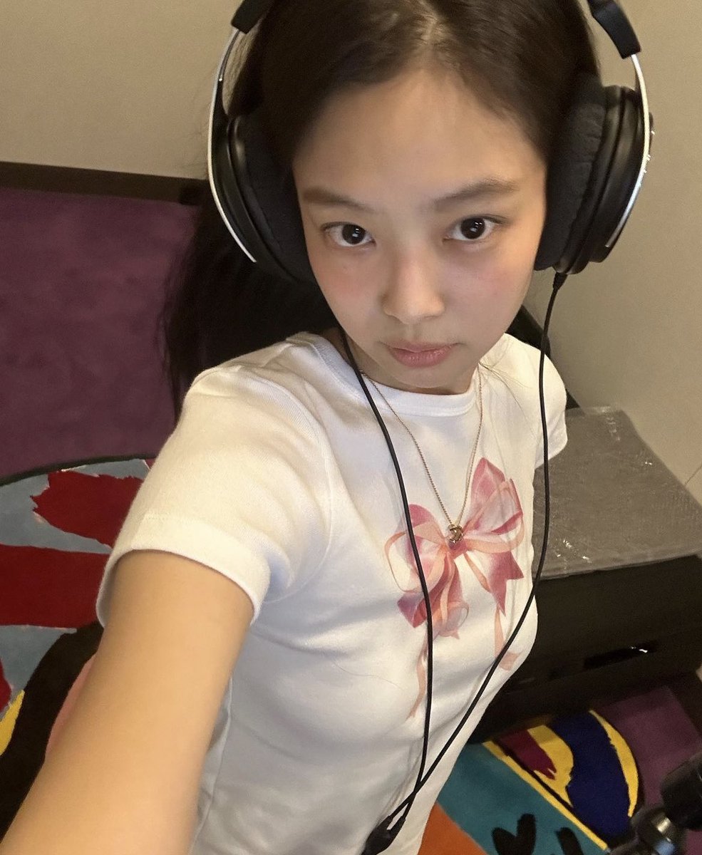___h___r___k__'s tweet photo. ジェニちゃんのリボンT、RONRONかな？？？最近ヨジャよく着てるね、デザインも凝っててお値段も良心的だし流行りそだなと思ってた🎀 https://t.co/zkAwWAVXIE