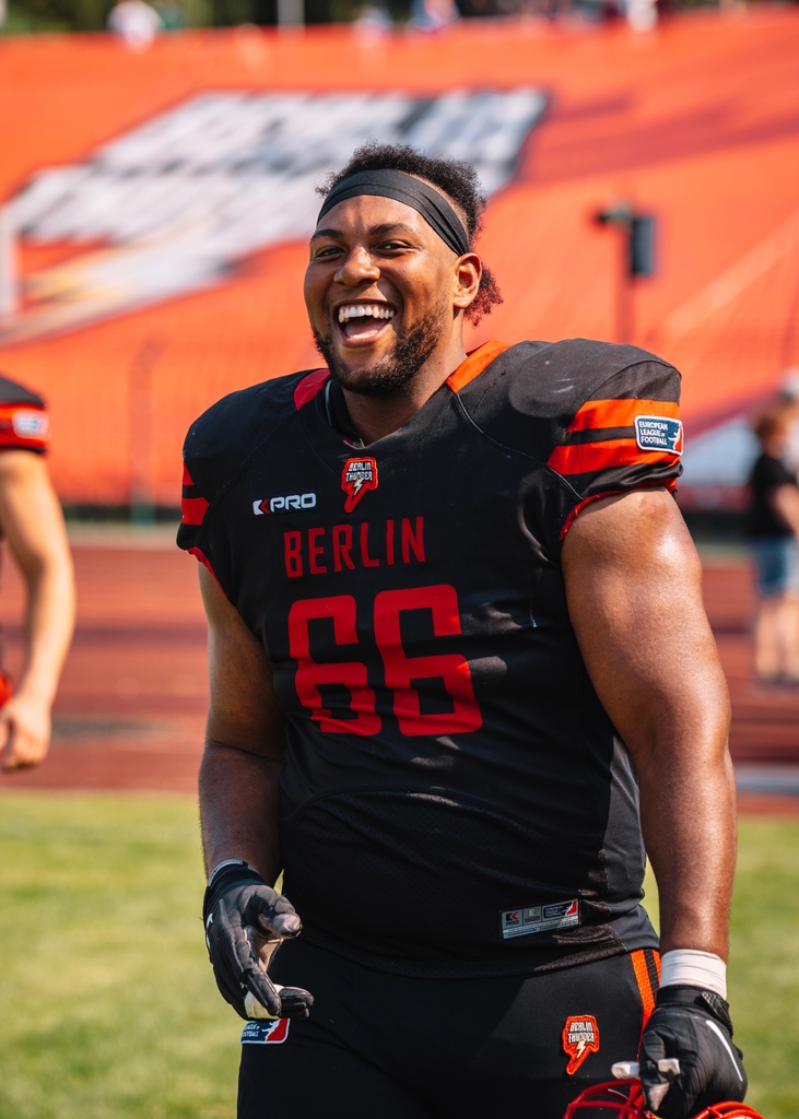 Gameweek smile 😁 🎟️ Tickets: ticketmaster.de/event/berlin-t… 📸 Eric Mühle ⁠ #feelthethunder #PRGatBTH #ELF23 #ranelf #berlin #berlinthunder #europeanleagueoffootball ⁠⁠