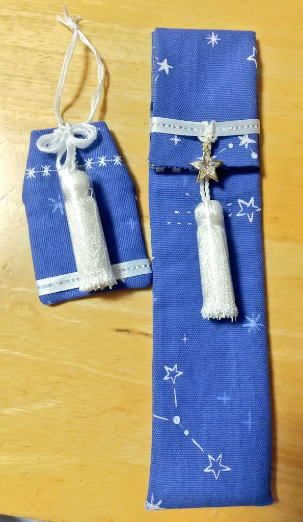 studio_tirol's tweet photo. とりあえず完成、の｢とりあえず｣をちまちまと取り除いていく作業を進めています。
これは共布で作ったお守りと懐剣袋に見せかけた扇子入れ。お作法がわからないので何となく袴に挟んでみたの図です。羽織紐とおそろいの星のチャームがポイント🌟
#studiotirol
#ハンドメイド作品 
#着物キッズ https://t.co/UOgNQr0AFP
