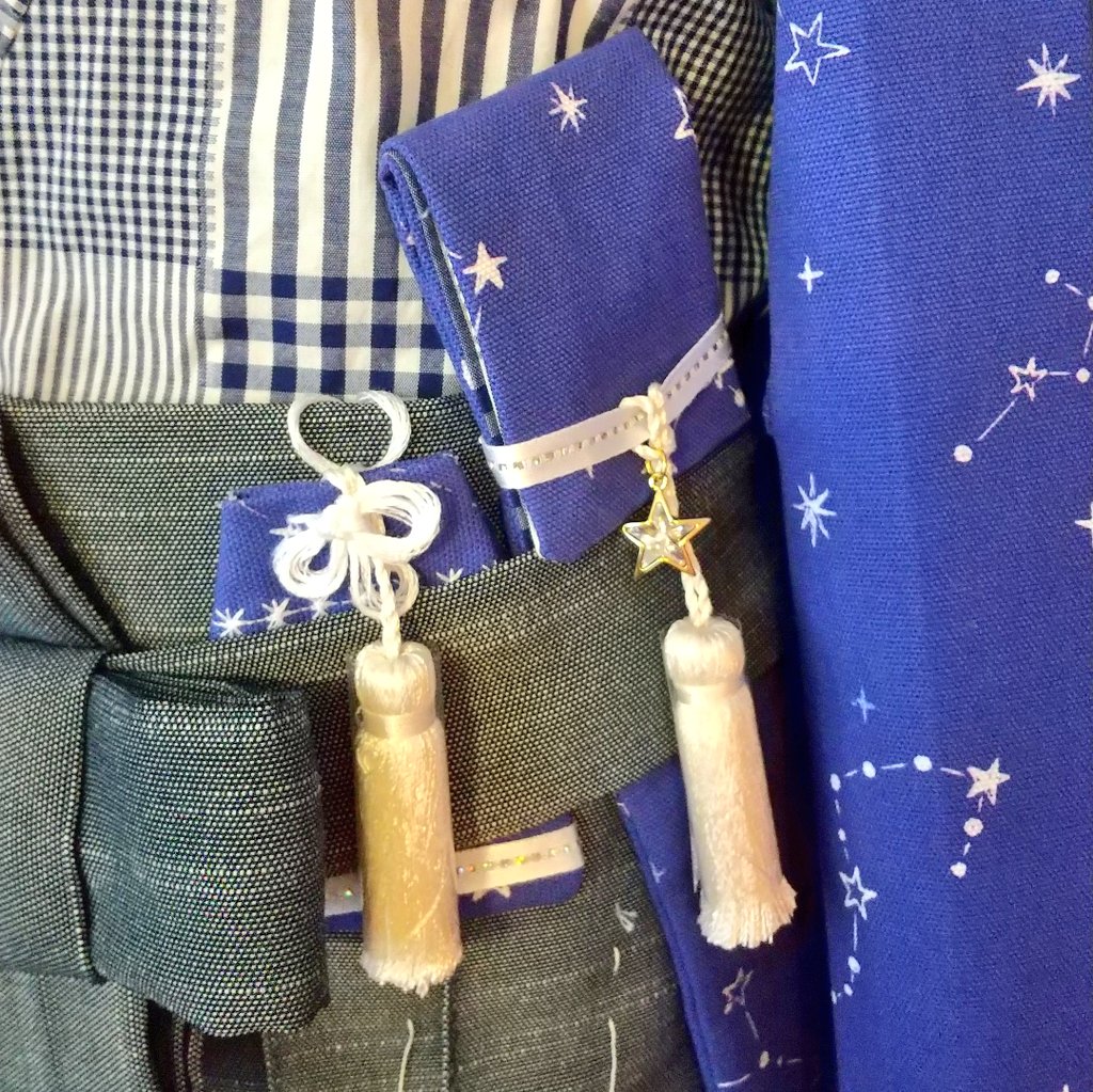 studio_tirol's tweet photo. とりあえず完成、の｢とりあえず｣をちまちまと取り除いていく作業を進めています。
これは共布で作ったお守りと懐剣袋に見せかけた扇子入れ。お作法がわからないので何となく袴に挟んでみたの図です。羽織紐とおそろいの星のチャームがポイント🌟
#studiotirol
#ハンドメイド作品 
#着物キッズ https://t.co/UOgNQr0AFP