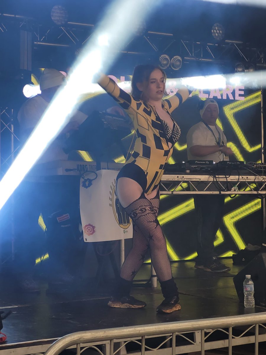 Skooler and Flare live at Shoe shaker festival ( Dancer 1 ) 
#Oldskool #Rave #Hardcore #Breakbeat