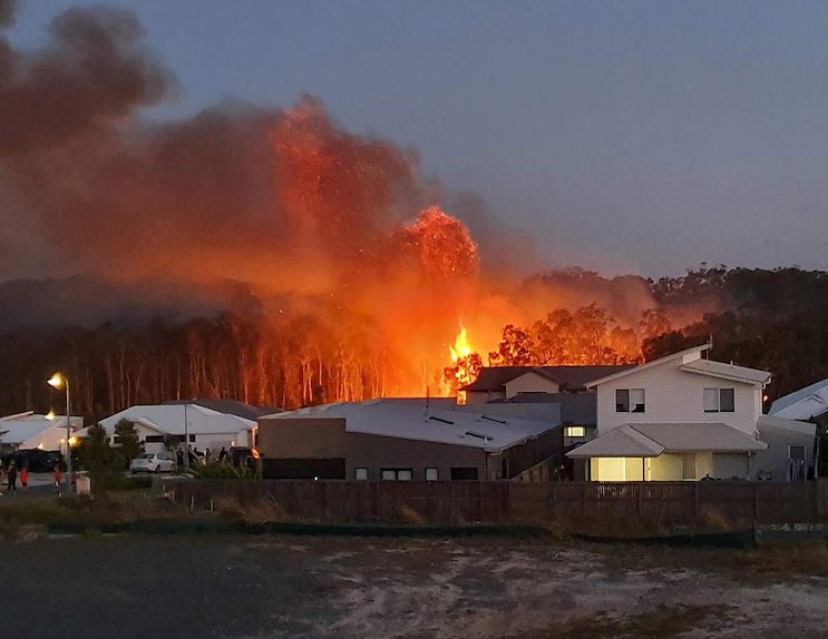 🚨 Une horrible tragédie. Un violent incendie s'est déclaré ce dimanche dans une maison, près de #Brisbane, en #Australie. La mère de famille, âgée de 28 ans, ainsi qu’une autre jeune femme âgée de 21 ans, ont réussi à s’échapper de la maison en flammes.
Mais les corps du père de