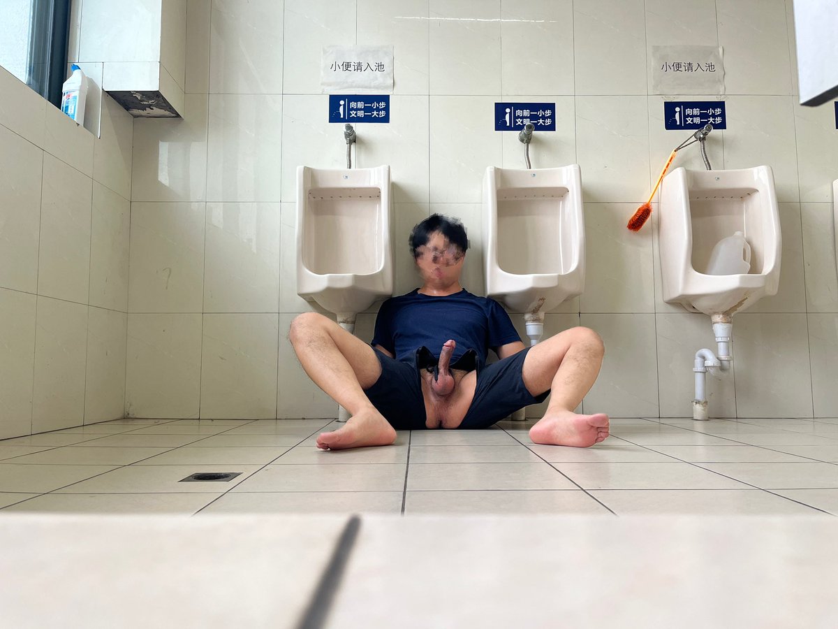 Slink23128702's tweet photo. “把裆部拉开，然后坐到它们中间，光脚伸直腿，把最羞耻的样子暴露给每一个上厕所的人。静置5分钟，有人来用你的话不许动。”@adr_kk https://t.co/qsiZJkOGxo