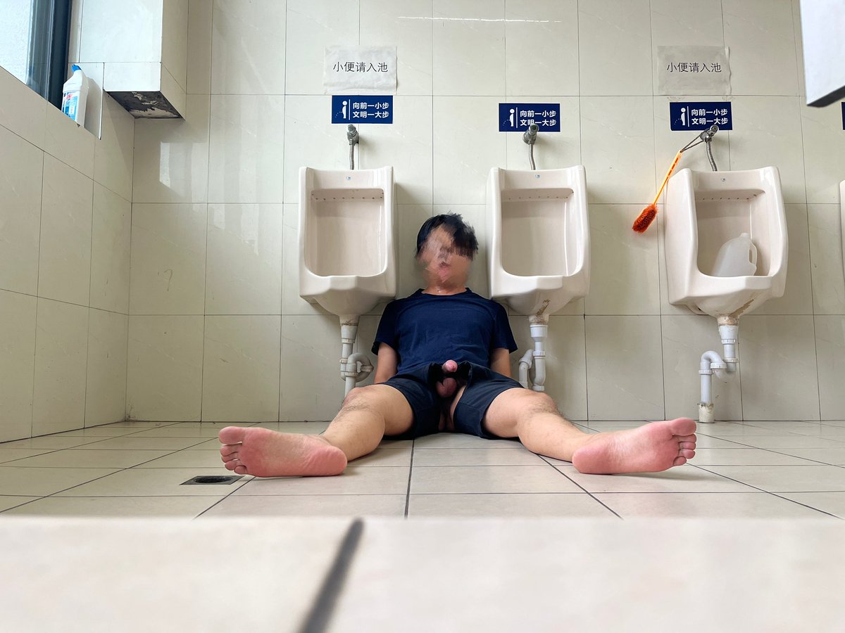 Slink23128702's tweet photo. “把裆部拉开，然后坐到它们中间，光脚伸直腿，把最羞耻的样子暴露给每一个上厕所的人。静置5分钟，有人来用你的话不许动。”@adr_kk https://t.co/qsiZJkOGxo