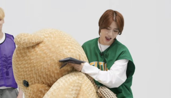 Rlo_Eungi's tweet photo. OMG, UN OSITO CON UN OSO DE PELUCHE🧸 !!!! https://t.co/ojn7yVShVZ