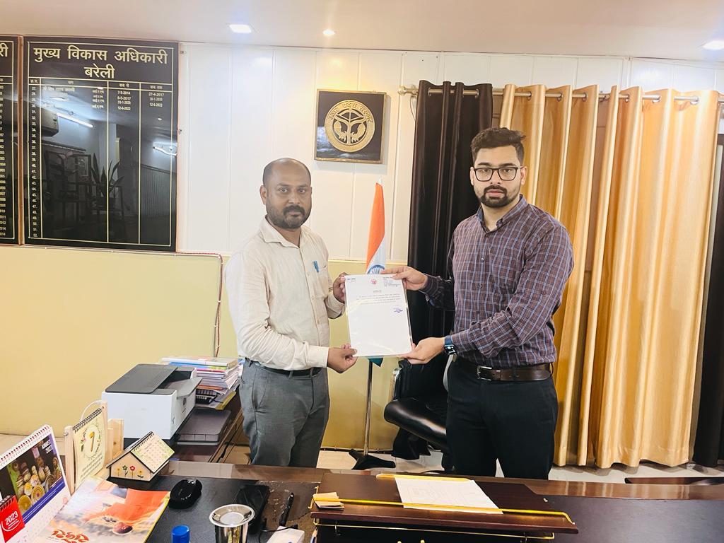 CdoBareilly's tweet photo. विकास खंड #फतेहगंजपश्चिमी को वित्तीय समावेशन एवं कौशल विकास के क्षेत्र में वार्षिक डेल्टा रैंकिंग में प्रदेश स्तर पर #प्रथम🥇स्थान मिलने पर श्री आशीष पाल, BDO फतेहगंज पश्चिमी, श्री अवधेश कुमार CM Fellow, सुश्री शिखा श्रीवास्तव MIS को प्रशस्ति पत्र प्रदान करते हुए उनकी प्रशंसा की https://t.co/uynEVezTGv