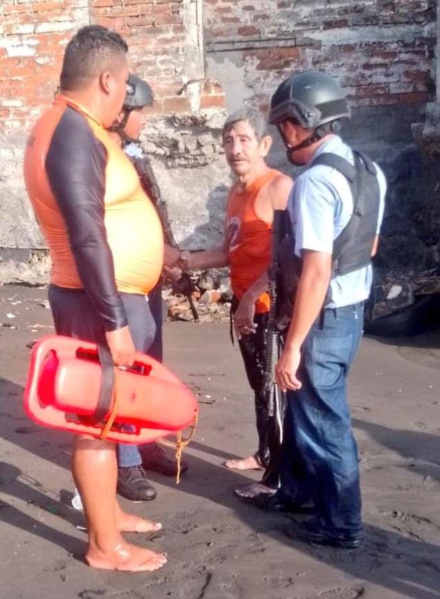 Expreso24sv's tweet photo. RESCATAN A HOMBRE EBRIO EN SONSONATE 

Personal de guardavidas de la Marina en coordinación con instituciones de socorro, realizaron rescate acuático de una persona en aparente estado de ebriedad,que estaba siendo arrastrado por las corrientes marinas en Barrio La Playa, Acajutla https://t.co/3J4pz6i6OW