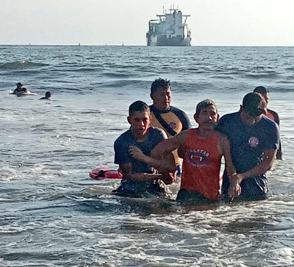 Expreso24sv's tweet photo. RESCATAN A HOMBRE EBRIO EN SONSONATE 

Personal de guardavidas de la Marina en coordinación con instituciones de socorro, realizaron rescate acuático de una persona en aparente estado de ebriedad,que estaba siendo arrastrado por las corrientes marinas en Barrio La Playa, Acajutla https://t.co/3J4pz6i6OW