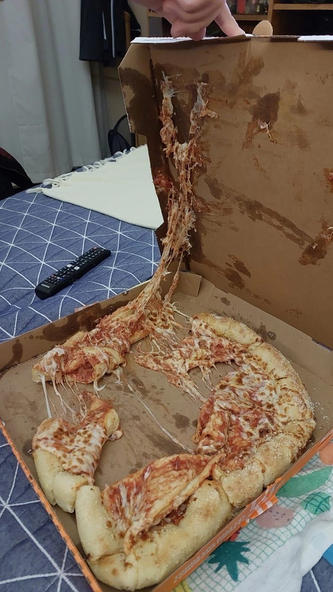 NietoJt's tweet photo. Todavia no entiendo como @UberEats_Chile fue capaz de entregarnos un pedido de @littlecaesars en este estado. Más allá del descaro, ¿qué habrá hecho el repartidor para que terminara así? https://t.co/QXiNRWqARW
