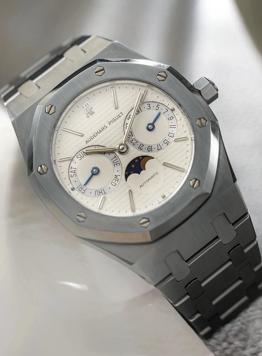 Finds. A 25594ST Royal Oak Day Date with a gorgeous cream dial. One of 3131 examples in steel; it’s quite unlike anything else, Patek nor Vacheron had no equivalent in ’84. A midsized neo-vintage Royal Oak that is only just gathering momentum from people like us, for good reason.