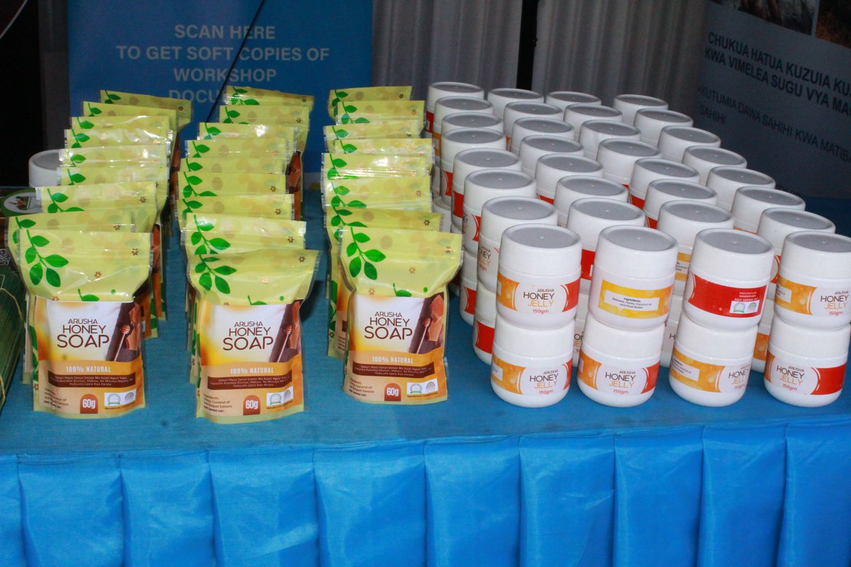 Former PM Mizengo Pinda at <a href="/FAO/">Food and Agriculture Organization</a> 🇹🇿 booth NaneNane, through the FFF programme FAO is empowering women and youth to harness forestry products while conserving forest by supporting the production and value addition of honey in Mbulu, Karatu, Monduli, Njombe, and Bukoba districts🐝