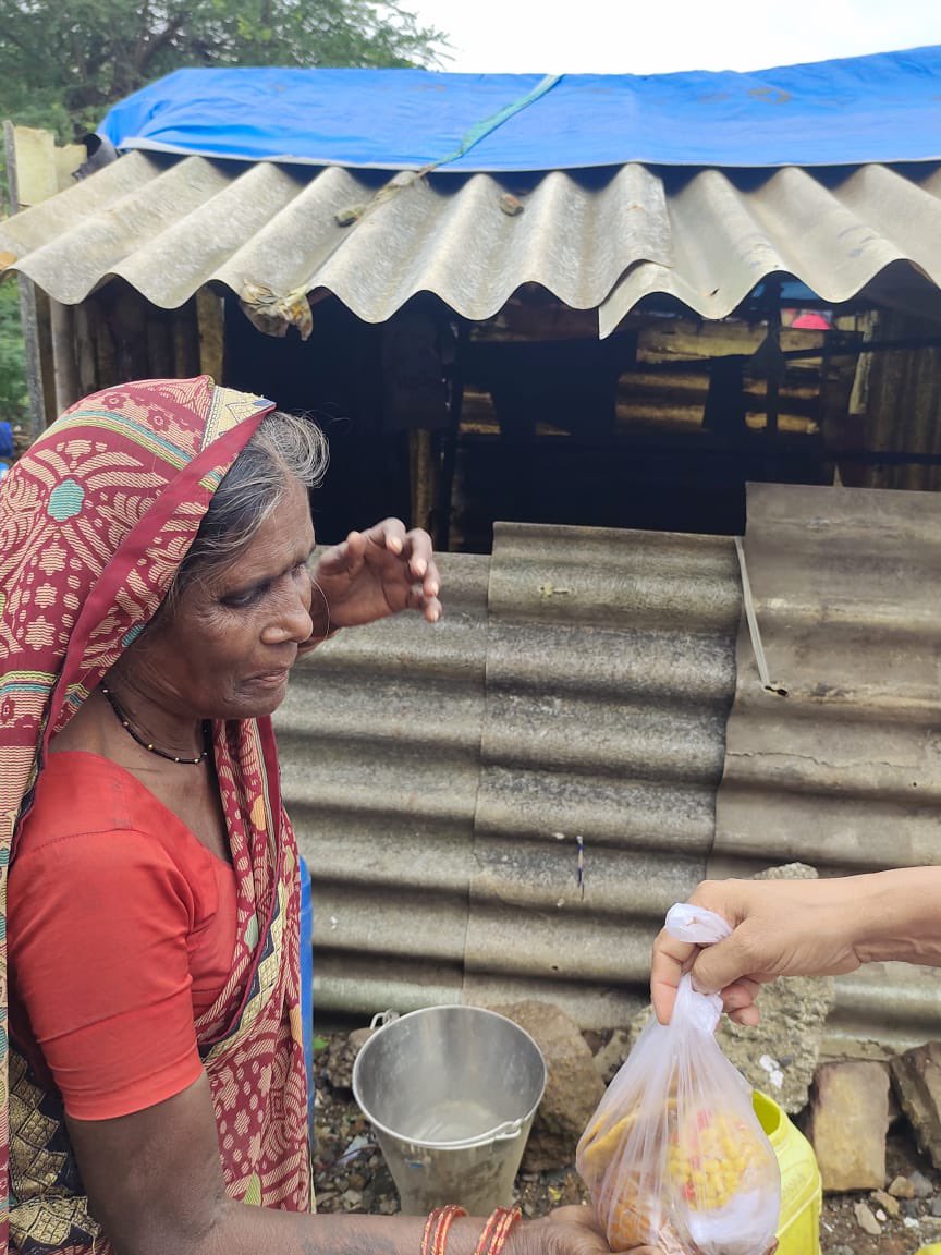 Satprerna's tweet photo. SATPRERNA - 2 ROTI Abhiyan
भारी बारिश से प्रभाव ग्रस्त शहर ऐरोली (मुंबई) की झुग्गी-झोपड़ीयों में सत्प्रेरणा के स्वयंसेवकों ने भोजन बाँटने की सेवा की।
#Satprerna #2RotiAbhiyan #fooddistribution #help #GiveIsToLive https://t.co/0pDUMkRoh2