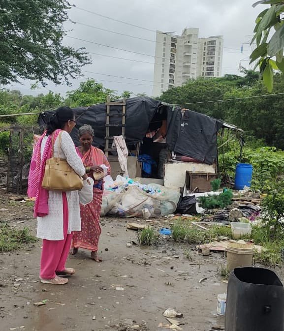 Satprerna's tweet photo. SATPRERNA - 2 ROTI Abhiyan
भारी बारिश से प्रभाव ग्रस्त शहर ऐरोली (मुंबई) की झुग्गी-झोपड़ीयों में सत्प्रेरणा के स्वयंसेवकों ने भोजन बाँटने की सेवा की।
#Satprerna #2RotiAbhiyan #fooddistribution #help #GiveIsToLive https://t.co/0pDUMkRoh2