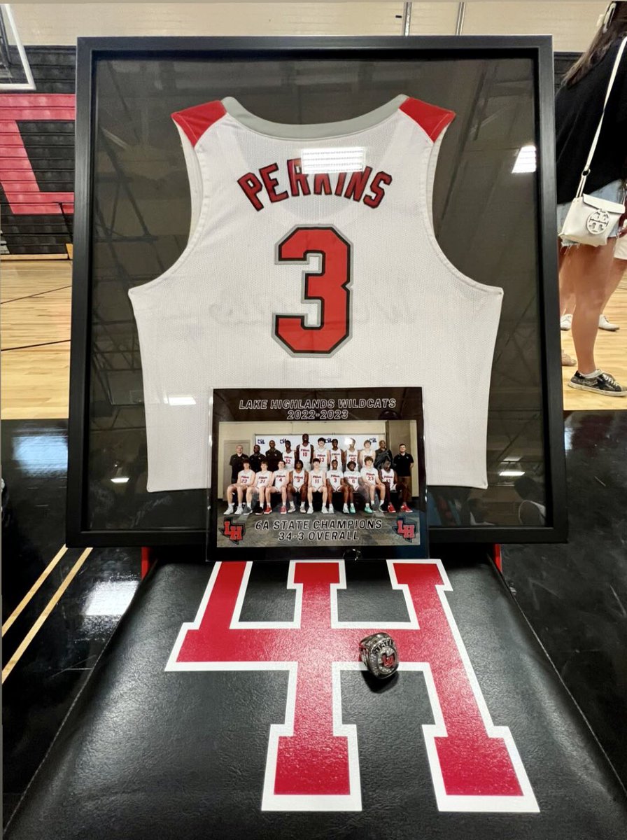 LHWildcatClub's tweet photo. Love that ring bling!
#LHstatechamps #LHonTop #Family #LHWildcats #LHhoops https://t.co/fxRpkWwlMB