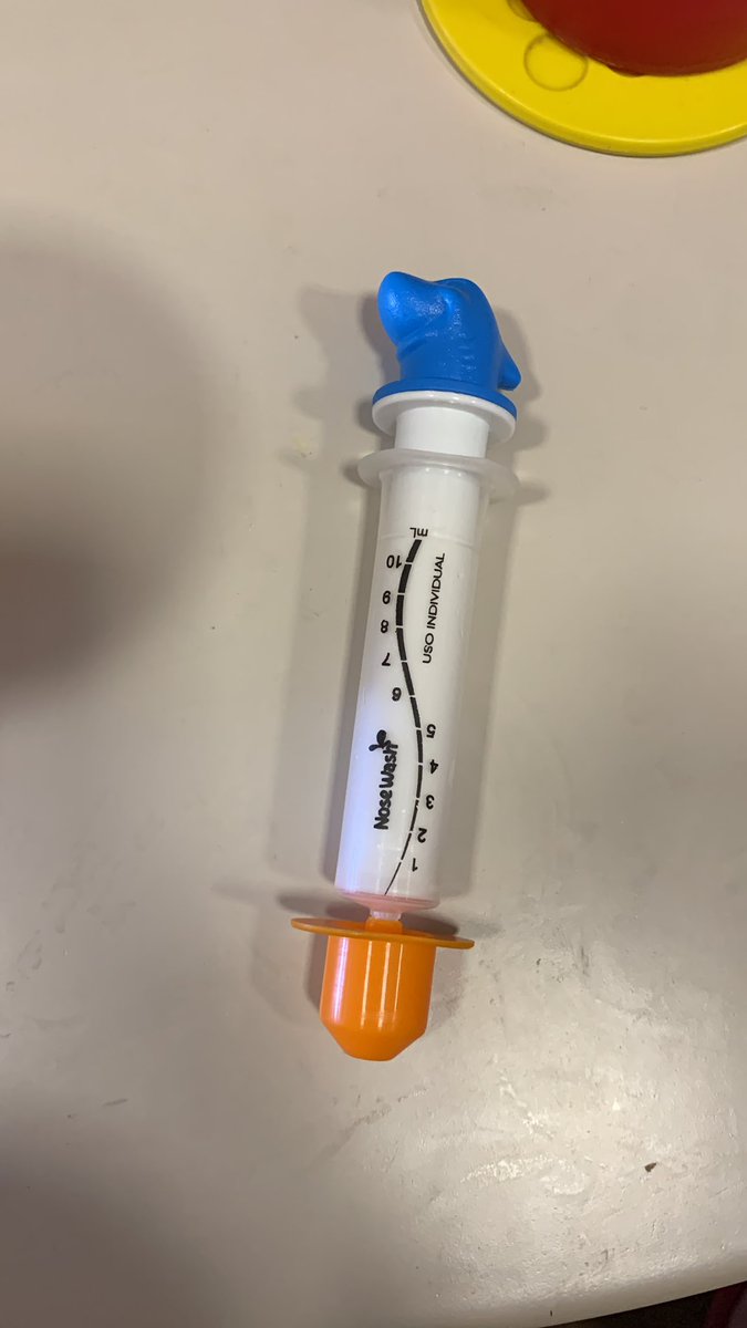eumarcelamendes's tweet photo. Todo dia uma naninha diferente. A de ontem foi a seringa de lavar nariz. Talvez tenha ficado com ela na mão pra ter certeza q não íamos tentar lavar de novo. https://t.co/L0uUKvZ0jU