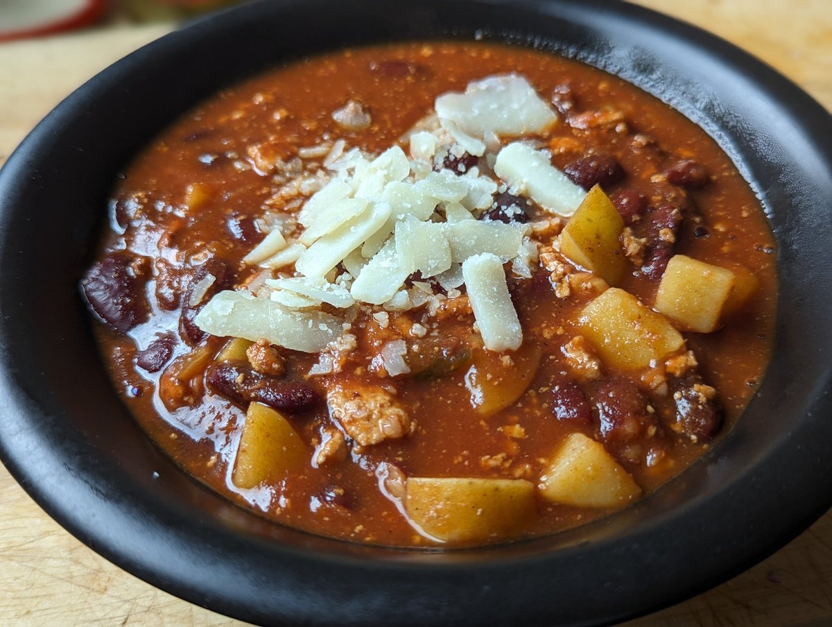 RudiesStruggle's tweet photo. Weiter mit Herbstessen im August: Chili sin Carne mit Parmesan
Heute Abend gibt es aber Salat!
#selberkochen #suppe #vegetarisch #chilisincarne #parmesan #herbstessen https://t.co/A6fCC0E57p