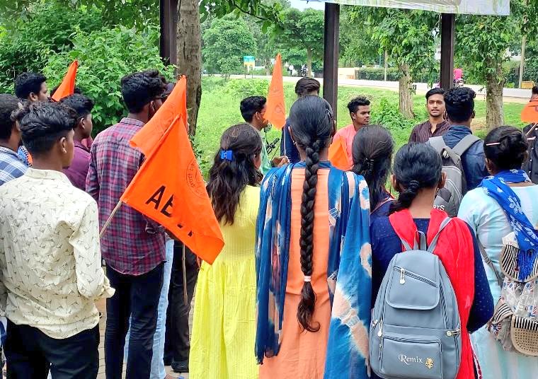abvpcg's tweet photo. अखिल भारतीय विद्यार्थी परिषद द्वारा छुरा के कचना ध्रुवा निजी महाविद्यालय में अनुसूचित जाति छात्रों के छात्रवृत्ति की समस्या को लेकर कलेक्टर महोदय को ज्ञापन सौंपे।
#ABVPForStudents https://t.co/e4sr9PfpV6