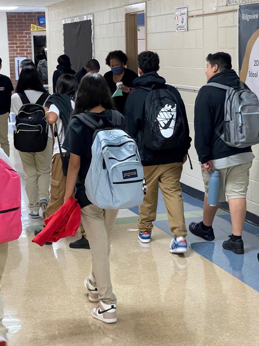 RidgeviewMC's tweet photo. #RCMSFIRSTDAY 
Post your own First Day Photos, Ridgeview!!
(tag us !!) https://t.co/x8XcpoOHXK