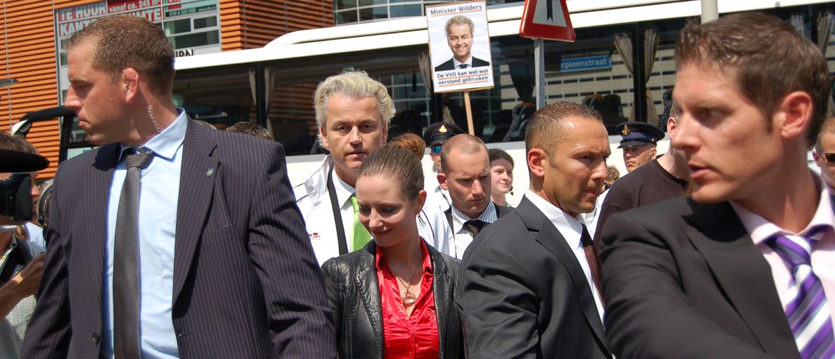 nieuwscheckers's tweet photo. Raisa Blommestijn zegt dat justitie nooit bedreigers van Wilders vervolgt. Dat is onwaar, meerdere mensen zijn veroordeeld omdat ze Wilders bedreigden. Wel blijven bedreigers vaker onbestraft, doordat het de politie niet lukt hun identiteit te achterhalen. https://t.co/Qb1U8fx2MV https://t.co/Q6zAGOI2Gr