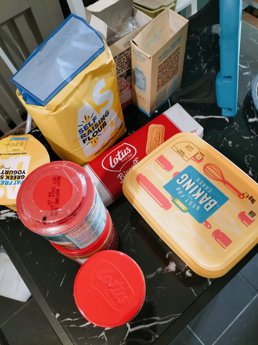 DSM_standingby's tweet photo. Getting our bake on, listening to @DavidGibb 🌻 and dreaming of @justsofestival 
#MumLife #RaisingSons #WorkLifeBalance https://t.co/HUGrciksDT
