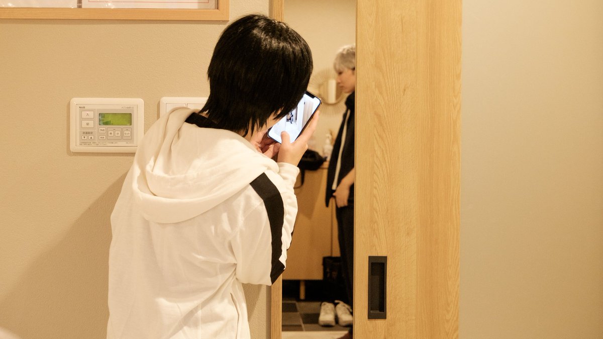 enn0180's tweet photo. 家族の時間も大切だけど夫夫の時間も大切だよねって5巻を読んで思いました。今夜は子供ちゃんが寝た後たくさんいちゃいちゃしてくれ～❤️
葉月くんお誕生日おめでとう🎂🎉

ジャージに着替える旦那様を盗撮する雫斗さんを添えて

葉月(@inu__moufu)
雫斗(@asayawa) https://t.co/jza1Y8gikb