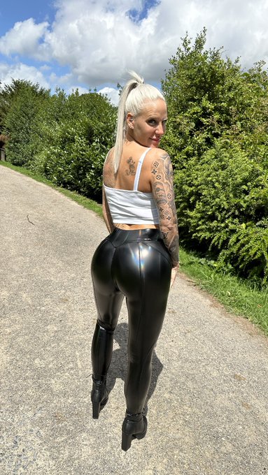 Hey ihr alle! 😊 Wie findet ihr meine brandneue Leggings? 🩳💁&zwj;♀️ #NeueLeggingsFreude https://t.co/vWPR<a href="/tag/neueleggingsfreude"class="tags"><span>#neueleggingsfreude</span></a>