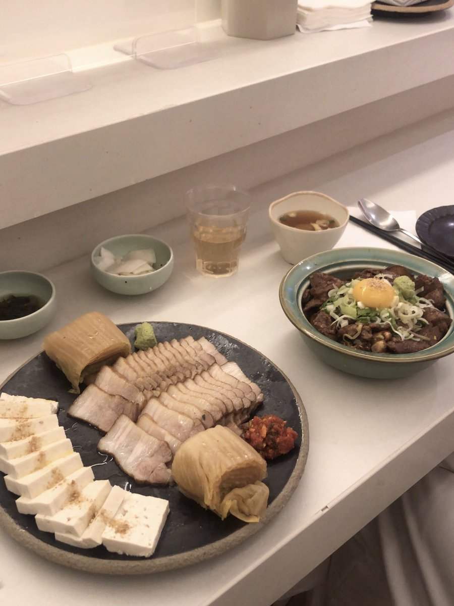 성수 > 금금 <

• 묵은지삼합수육
• 소갈비덮밥

진짜 넘 맛있는데 배불러서 다 못 먹은 게 아숩다...