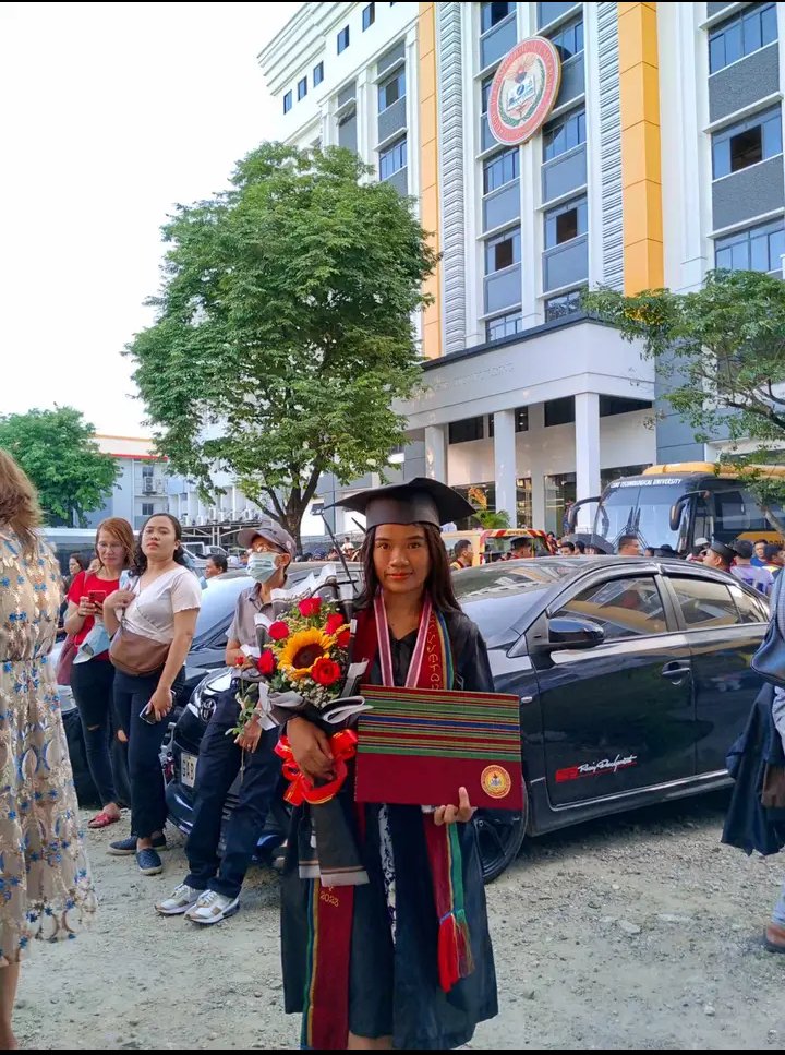 AnaCuteTing's tweet photo. I'm never gonna let myself miss out to post this, "DEGREE HOLDER" na ako🥺👩‍🎓 https://t.co/nHhqbdHwKl