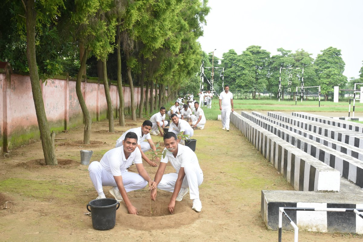 दिनांक 22-07-2023 को पुलिस प्रशिक्षण महाविद्यालय मुरादाबाद परिसर में पौधरोपण का आयोजन किया गया जिसमें अपर पुलिस महानिदेशक श्री अमित चंद्रा व अन्य अधिकारीगण एवं उ0 नि0 प्रशिक्षुओं द्वारा 1600 पौधों का रोपण किया गया ।
#UPPolice
#PTCMoradabad