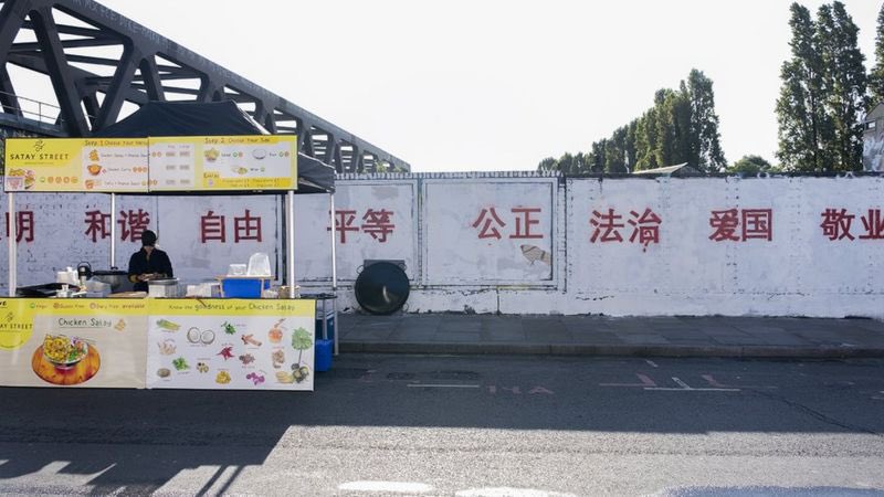 NewsflashTW's tweet photo. 【外電消息】

英國倫敦紅磚巷（Brick Lane）是有名的塗鴉藝術景點之一，而中國留學生日前將該面牆刷上白漆，並噴塗上中國的社會主義核心價值觀的紅色標語，引發爭議。

中國的社會主義核心價值觀包含：富強、民主、文明、和諧、自由、平等、公正、法治、愛��、敬業、誠信和友善。 https://t.co/jDbEdKfgOK