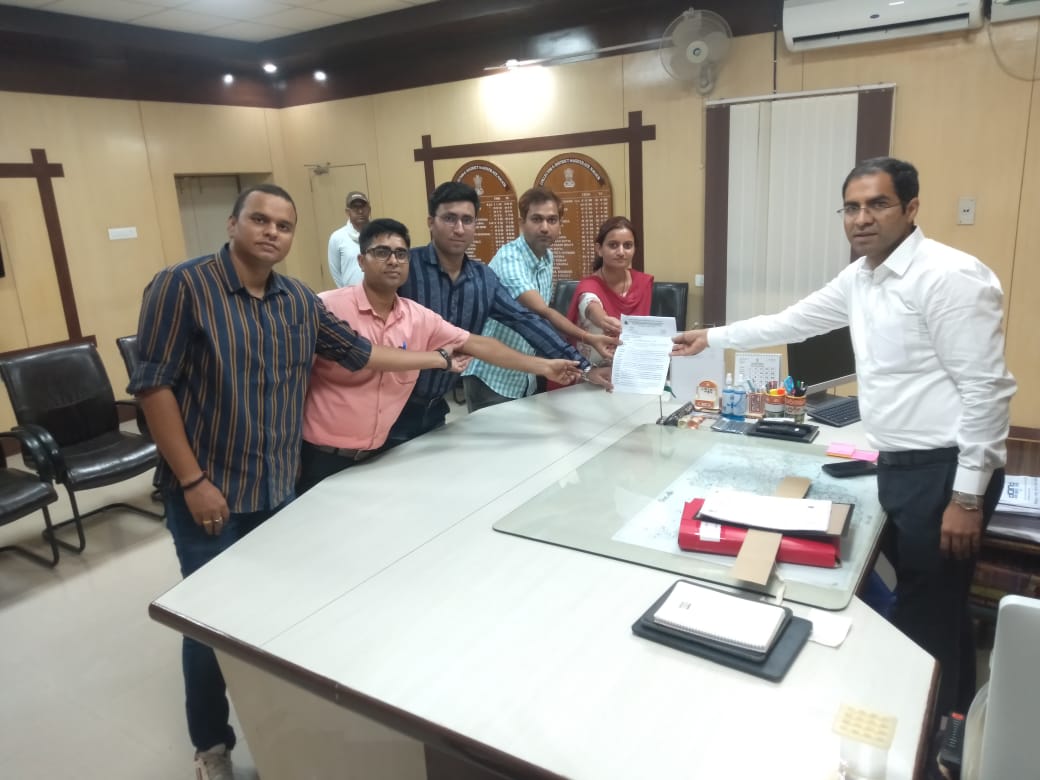 बजट घोषणा की बिन्दु संख्या 155 के आदेश प्रसारित करने हेतु 21 अगस्त 2023 से जयपुर में होने वाले JENs के अनिश्चितकालीन महापड़ाव की सूचना हेतु पावर इंजीनियर्स एसोसिएशन ऑफ राजस्थान के तत्वाधान में नागौर में <a href="/ashokgehlot51/">Ashok Gehlot</a> जी के नाम ज्ञापन कार्यक्रम #JEN_MAHAPADAV2 <a href="/1stIndiaNews/">First India News</a>