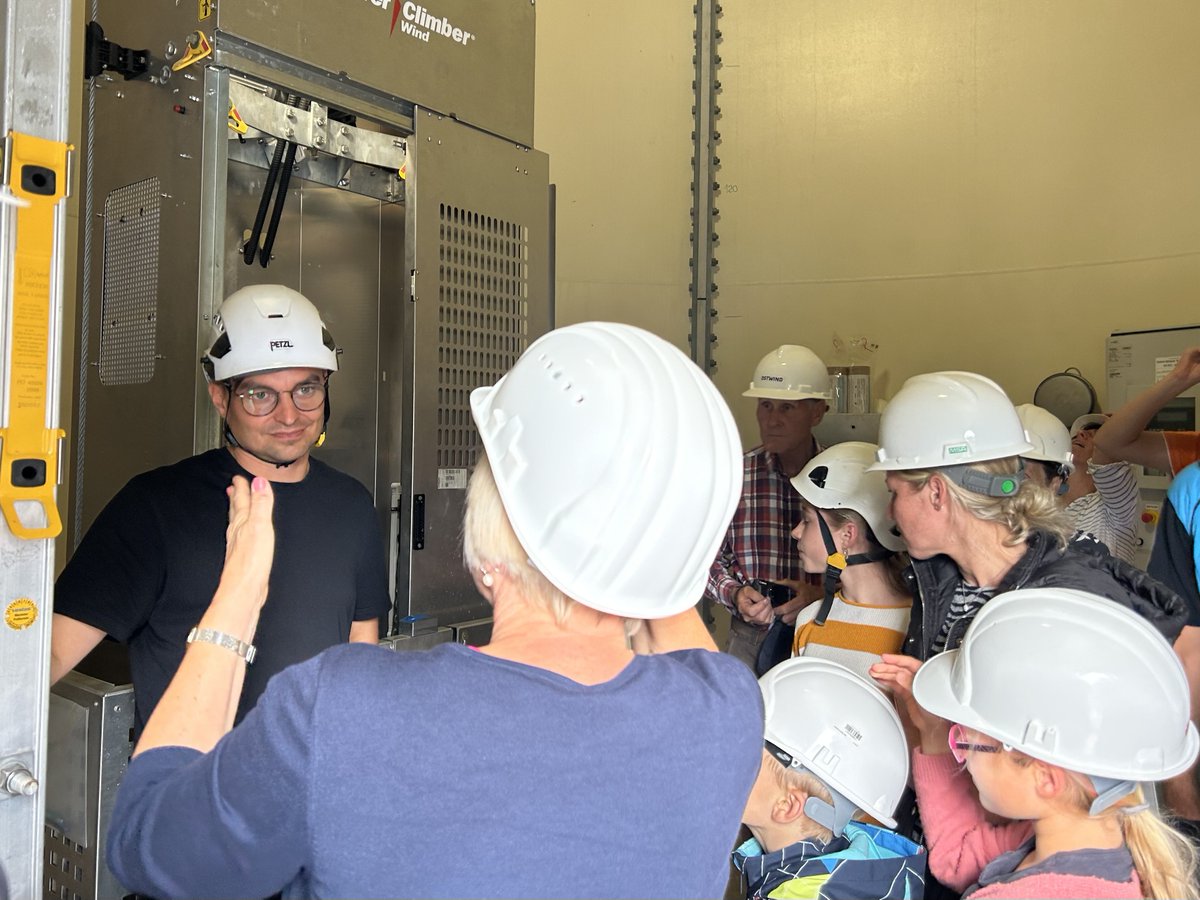 Wir haben unser Sommerfest im niederbayerischen Wald-Windpark Schiederhof mit mehr als 500 Menschen aus der Region gefeiert. 🎉 Das Highlight: Die offene Windkraftanlage. Das große Interesse am modernsten Windpark in Niederbayern freut uns sehr!