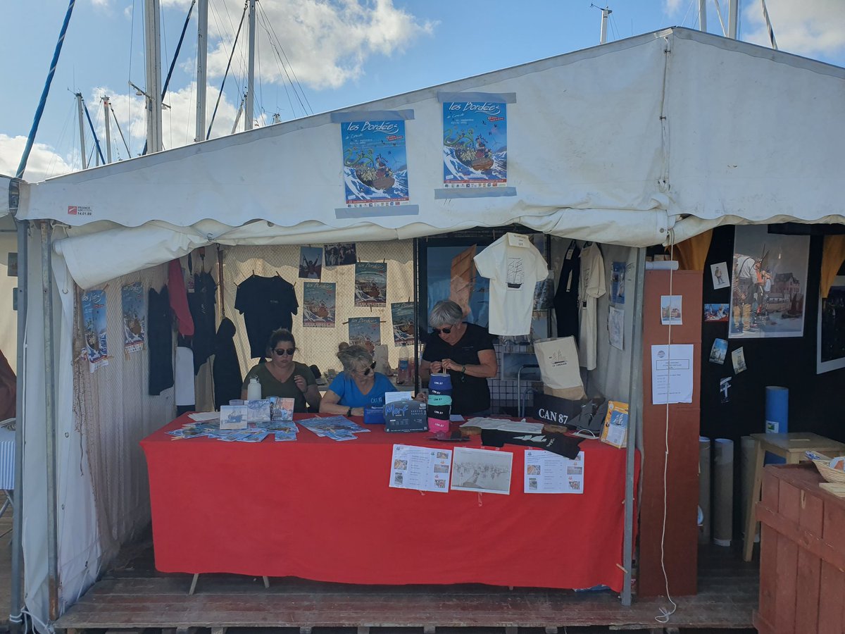 DominigLemoine's tweet photo. Parmi les points forts du @FestivalPaimpol (bénévoles, propreté du site, programmation, etc) bravo pour la cohérence des stands commerçants avec l'événement : culture maritime et/ou celtique, artisans, produits regionaux, etc. Ici pas de foire expo à tout et n'importe quoi. https://t.co/eUp6rIIRGC