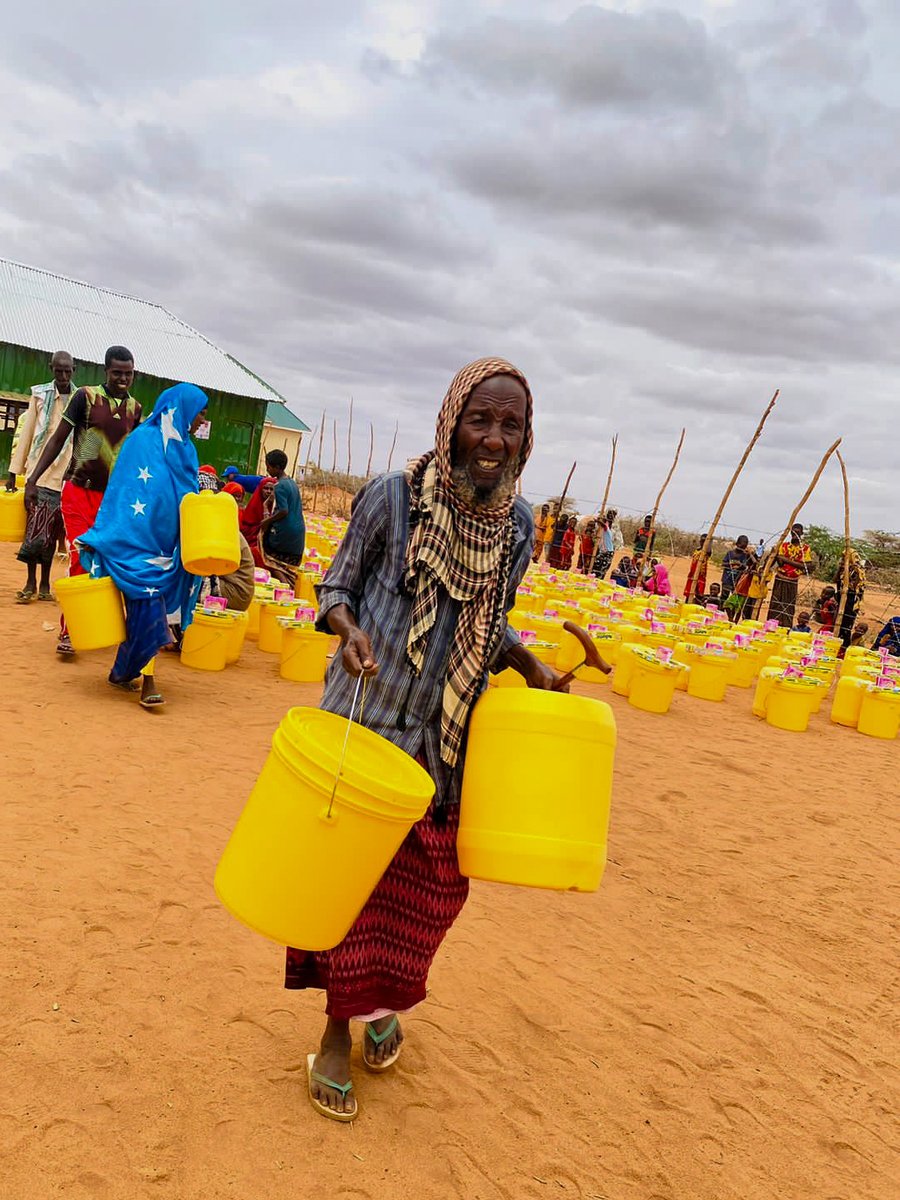 iom_somalia's tweet photo. ▶️To improve health and sanitation.
👩👩👧👦2,200 families in Ladan, Kaharey and Kabasa displacement sites were provided with hygiene kits.
🪣🧼, jerry cans and sanitary pads.
Thanks to @ECHO_CESAfrica for support. https://t.co/luNd1gRHce