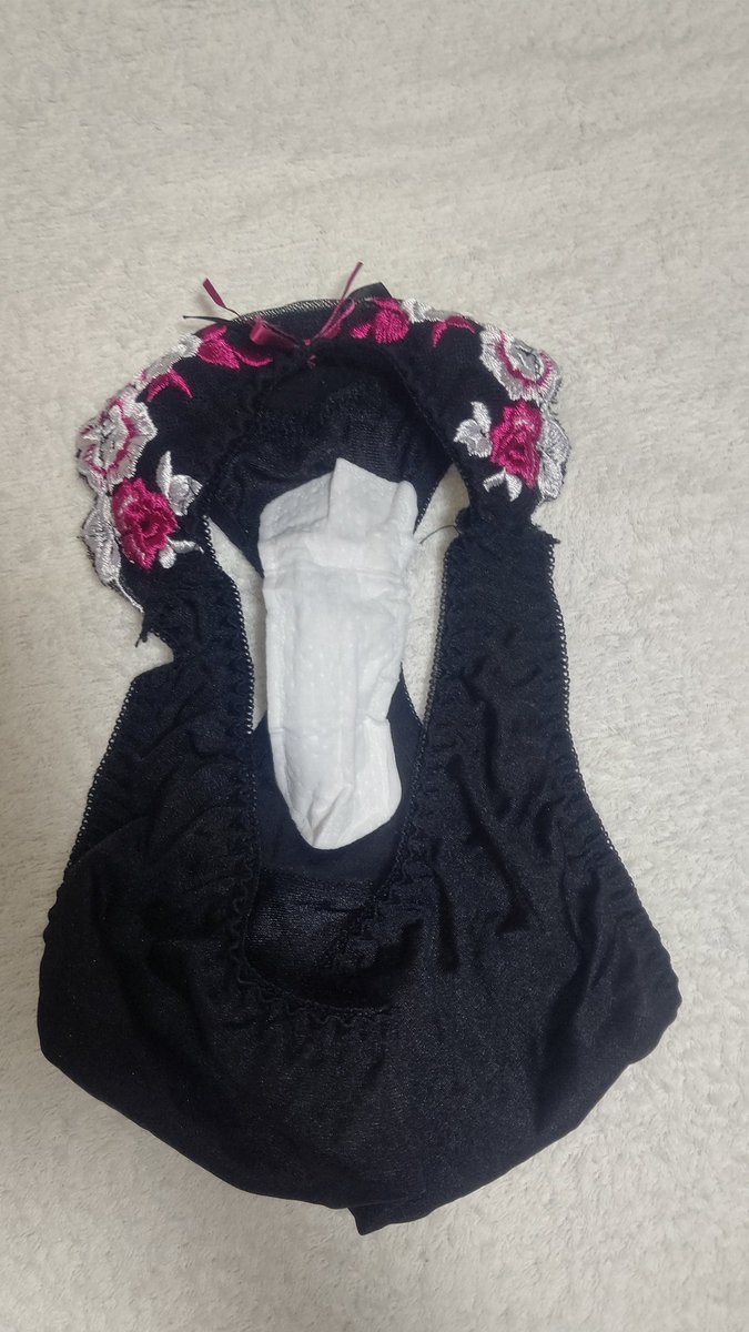3fPlSVBpcFqsimU's tweet photo. 男だけどブラとパンティ着けて仕事してました。新人女性社員が胸元をすごくみててブラ着けてるのばれたかも😖でも、興奮しちゃっておりものシートにいっぱいスケベな汁つけちゃった😍写真は更衣室にて https://t.co/SKZahb0EvT