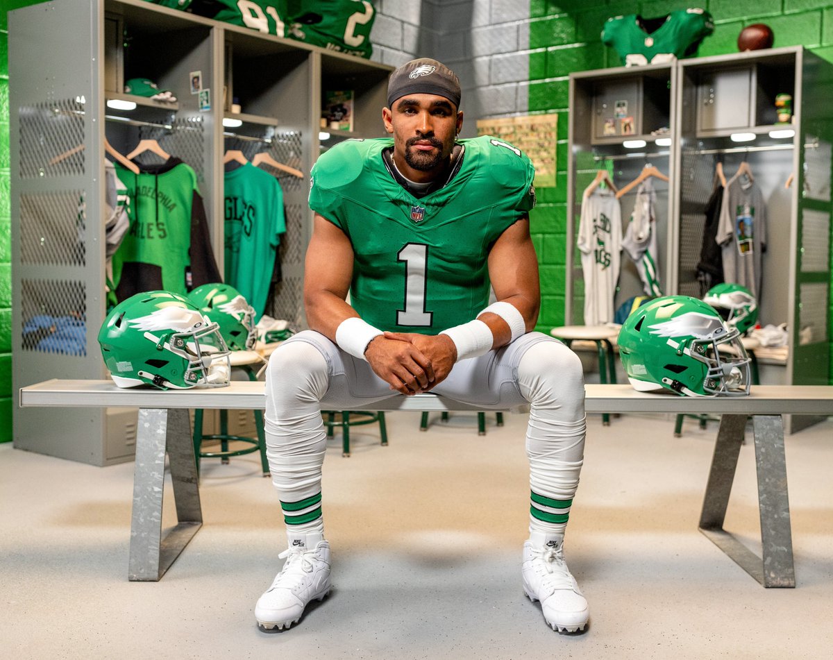 Happy 25th birthday to Philly's QB1. <a href="/JalenHurts/">Jalen Hurts</a> (via <a href="/Eagles/">Philadelphia Eagles</a>)