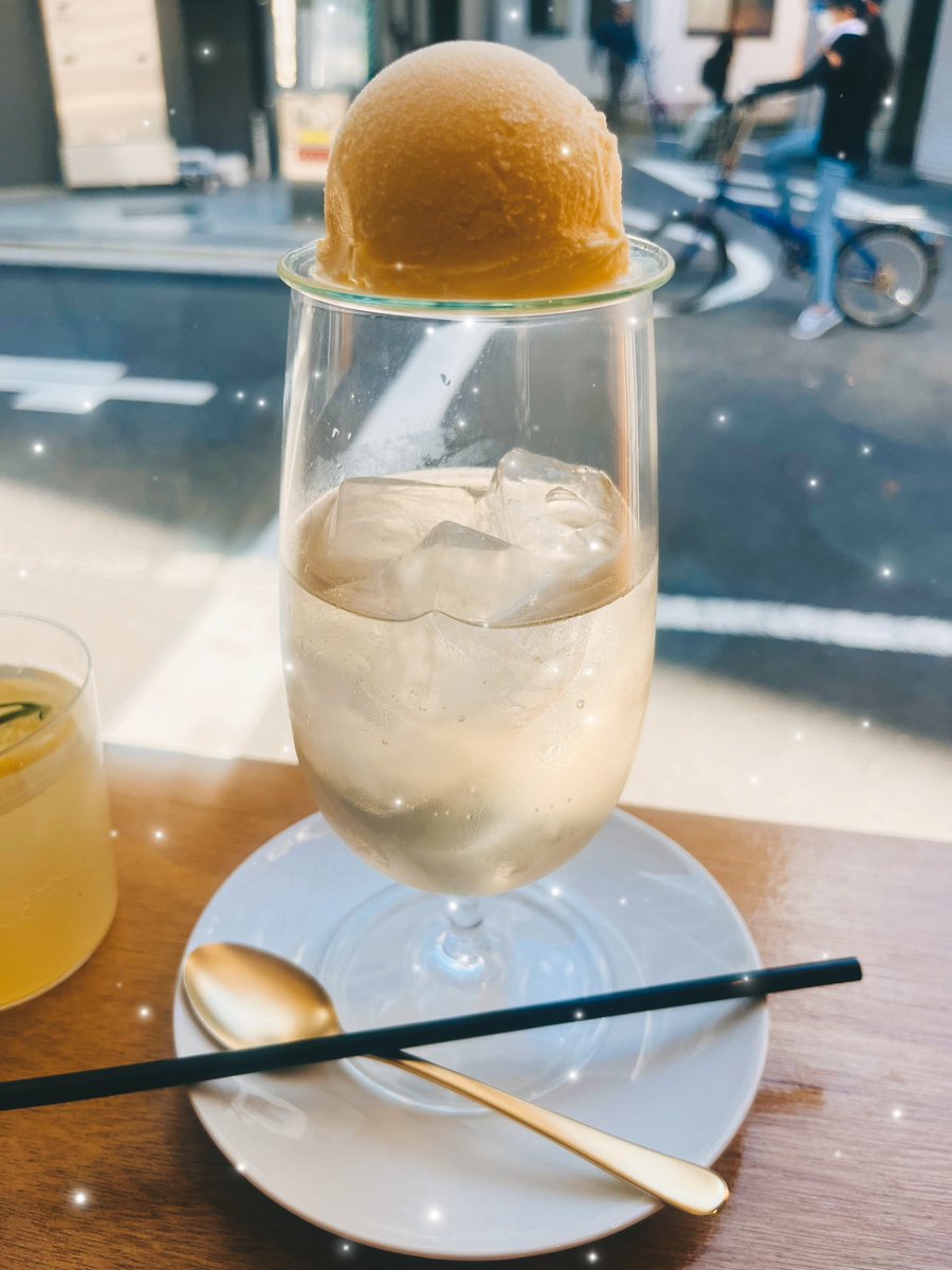 orange_mrkj's tweet photo. 浅草③
お洒落なコーヒースタンドでプリンアラモードと無色透明のクリームソーダ🍮🍨🍒✨
わんこクッキー可愛い🐶✨
#marblecafe https://t.co/6VbAGppl0Q