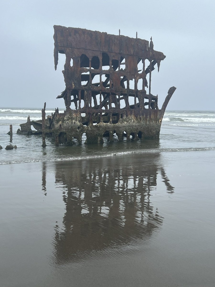 South of Astoria Oregon, The British ship the #PeterIredale ran aground in 1906. Thankfully the entire crew survived. @MooDogPress @HPSParkville @HPSArtsWellness @Hartford_Public @AFTCT @EzzieFigueroa