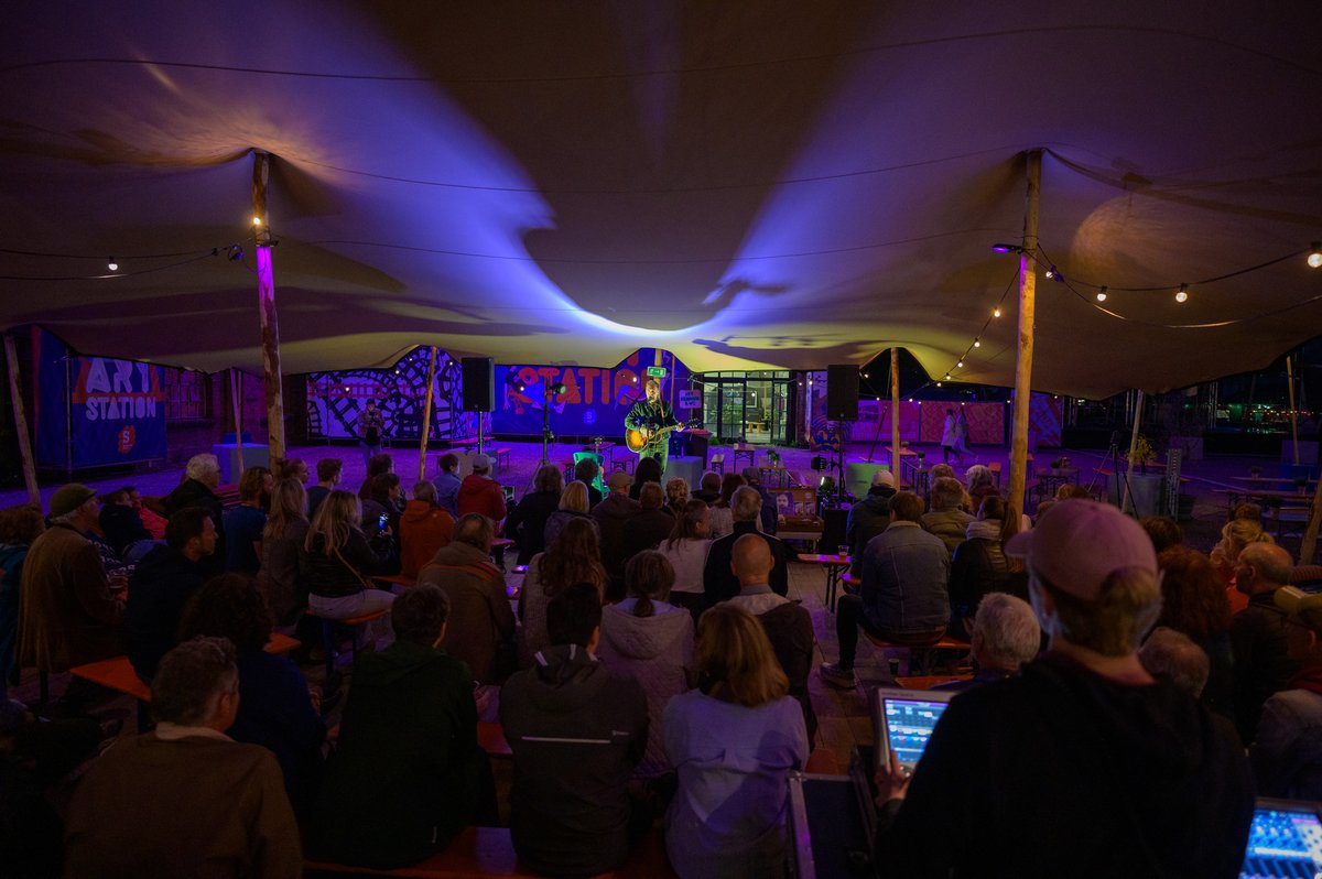 Afgelopen vrijdagavond had <a href="/TimKnol/">Tim Knol</a> een heleboel mensen in z’n tentje 🔥🔥