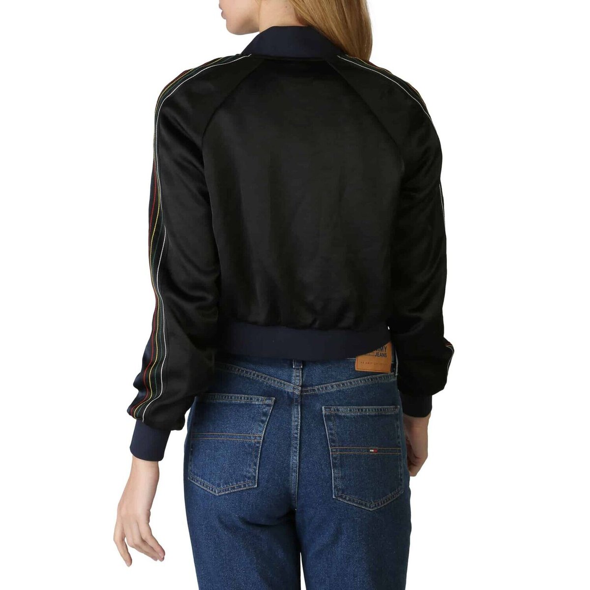 Phlaunt_com's tweet image. REDUCED SAVE €114!!!!

Ladies revamp your #jacketcollection  this sleek and stylish navy blue #bomberjacket  by #tommyhilfiger
#womensfashion #womensjackets #womenstyle #womensclothing #jacketsforwomen #tommyhilfigerjackets #womenswear #womenscoat

phlaunt.com/products/Tommy…