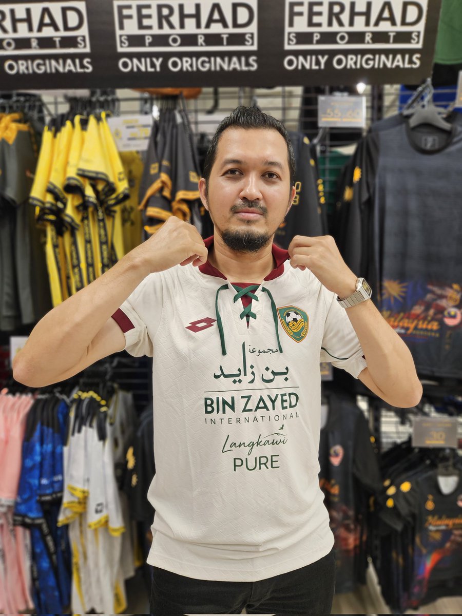 wanfakhrul23's tweet image. Jersi Kedah Darul Aman FC (3rd Kit) 2023 🔰
Size L | RM149

Boleh dikatakan antara jersi paling lawa 2023 ni.. 🔥🔥

Lokasi pembelian? Semestinya di Ferhad Sports @ Decathlon Seksyen 14, Shah Alam.

#KDAFC #PulunKedahPulun #SangKenari #LOTTOMY #FerhadSports  #MisiKumpulJersi2023
