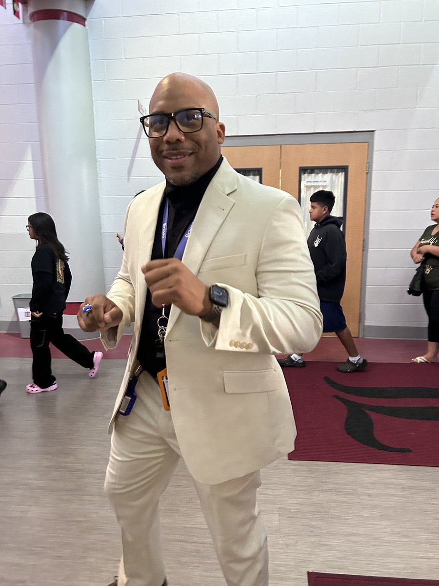 ELACoachArline's tweet image. LMS Faculty and Staff are all smiles as we welcome our Hawks back to their nests!! Welcome back everyone! #LMSLevelUp