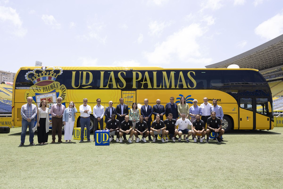 UDLP_Oficial's tweet photo. 🚍 ¡YA ESTÁN AQUÍ! 
¡Nuestras nuevas guaguas calientan motores para el inicio de #LALIGAEASPORTS 2023/24! 😍👏🏽

#LaUniónHaceLasPalmas | @jimenezmov 
@canarias_es @turismogc @LpaVisit 💛💙 https://t.co/qdJw585vu8