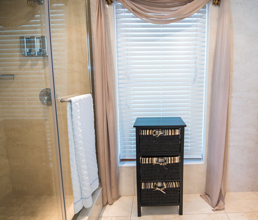 Southern_ViewsR's tweet photo. Indulge in luxury in Southampton! Discover exquisite vacation rentals by owner at VacationByOwners. Your dream escape awaits. #SouthamptonLuxury #VacationRentals #GetawayInStyle #NoBookingFees #VacationByOwners https://t.co/Ojn81BSQdb https://t.co/RHIY3HZHg7