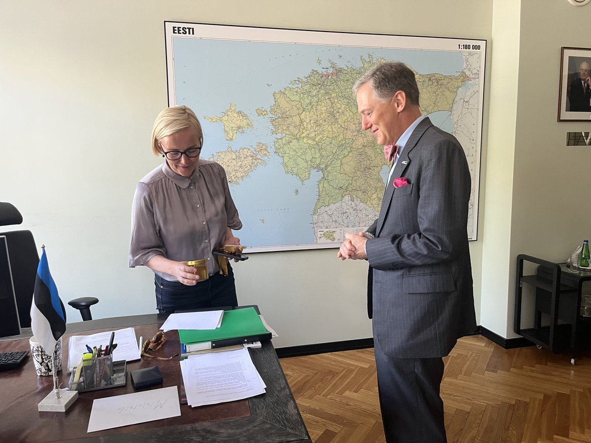 haridusmin's tweet photo. πͺπͺπ€πΊπΈFruitful discussions today between minister Kristina Kallas and @USAmbEstonia Georg P. Kent as the two met in Tartu to discuss education, including the Fulbright and GLOBE programs. #USinEst #ScienceMatters https://t.co/uSDOpLXKs4