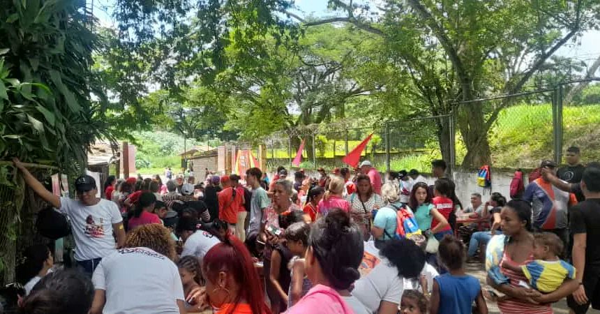 fundacion_mpv's tweet photo. El Movimiento por la Paz y la Vida en #Miranda presente en el despliegue del Plan Amor en Acción a las Víctimas del Bloqueo. 

Cumpliendo con nuestro pueblo de Tomás Lander la GBP Hugo Chávez y la tropa de paz atendimos al sector de Sucuta.

#PuebloVamosConTodo https://t.co/5QsHg0kq3y